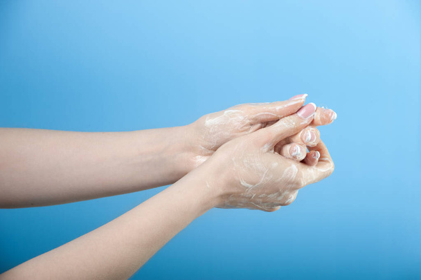 ウイルスに対して保護するための手洗い - 写真・画像