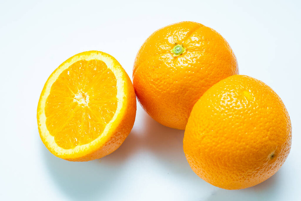 Beyaz arka planda taze turuncu tropik meyve, vitamin meyvesi. - Fotoğraf, Görsel