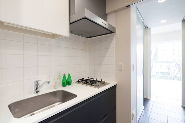 Μια φωτεινή και καθαρή κουζίνα σε ένα λευκό-τονισμένο δωμάτιο διαμέρισμα - Φωτογραφία, εικόνα
