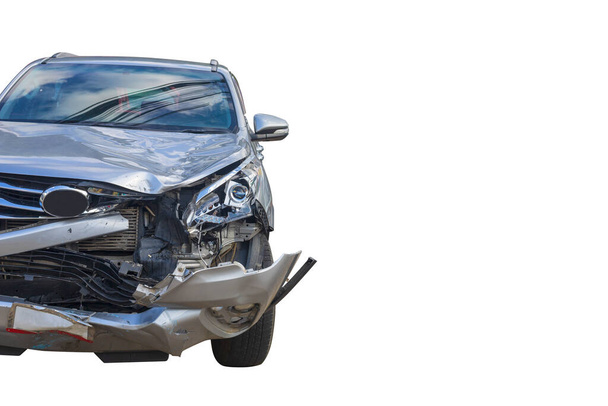 Voorzijde van grijze kleur auto beschadigd en gebroken door ongeval geïsoleerd op witte achtergrond. Bespaar met knippad.  - Foto, afbeelding