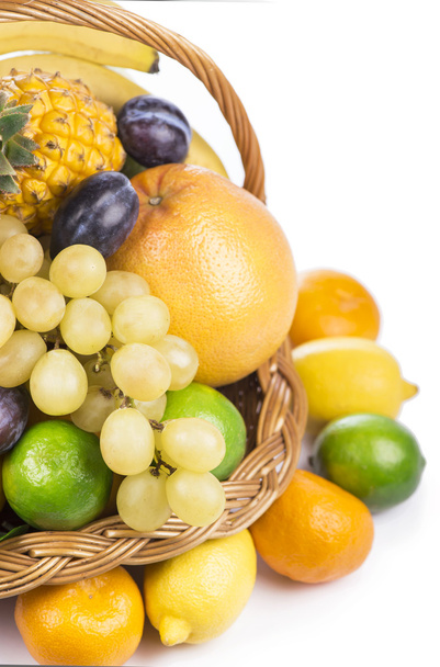 Fruta fresca em uma cesta de vime
 - Foto, Imagem