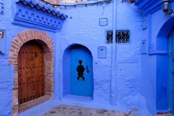 カスバーの青の家の東洋のファサードと外観-モロッコのシェフチョーエンの古い部分. - 写真・画像