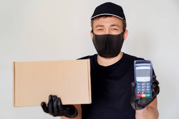 contactless payment. Delivery man. cardboard box. - Photo, Image