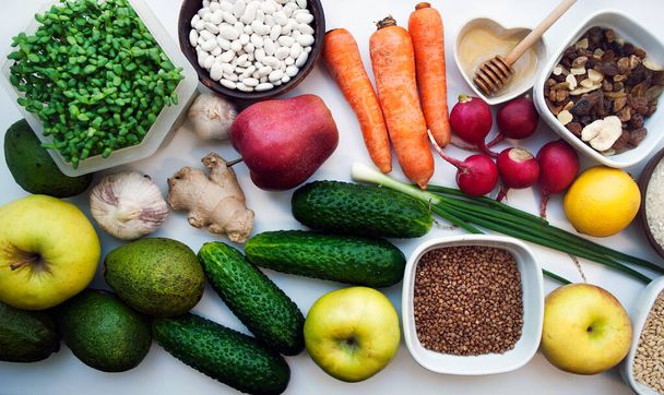 zdrowe jedzenie, rośliny strączkowe, świeże warzywa i owoce na białym tle - Zdjęcie, obraz