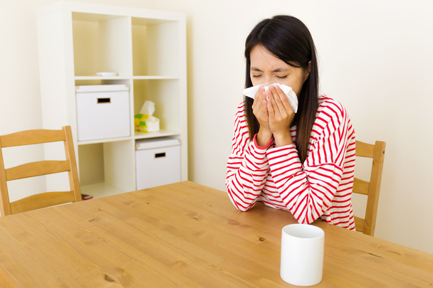 Femme asiatique avec allergie au nez
 - Photo, image