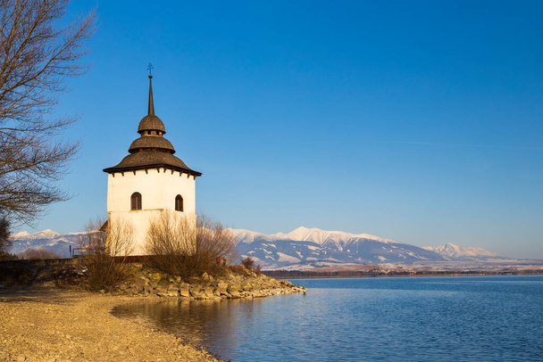 Igreja da Virgem Maria em Havranok e lago Liptovska Mara, distrito Liptovsky Mikulas, Eslováquia - Foto, Imagem
