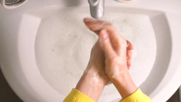 Mulher lavar as mãos com sabão no banheiro
 - Filmagem, Vídeo