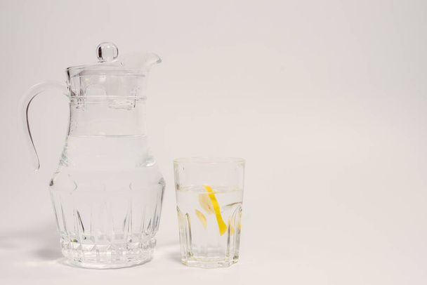 Drinking water. A glass of drinking water with lemon. - Foto, Bild