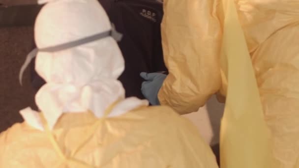 CDC officials are trained in how to cope with an ebola virus outbreak in Africa. - 映像、動画