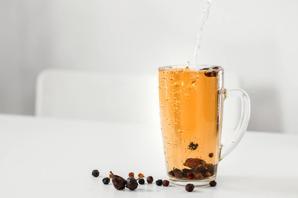 Вітамін Натуральний чай з сушених шипшини для імунітету, зробленого вдома в яскравому інтер'єрі
 - Фото, зображення