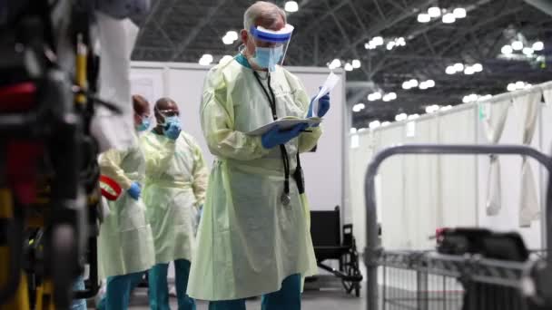 2020 - New York coronavirus Covid-19 intensive care doctors and nurses treat elderly at the Javits Convention Center during the pandemic epidemic outbreak. - Záběry, video