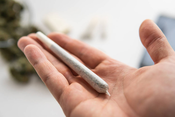 joint met wiet marihuana bij de hand, close up - Foto, afbeelding