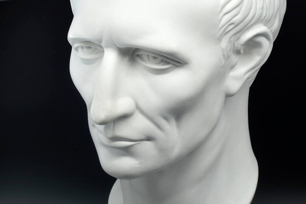 Júlio césar romano imperador gesso busto no fundo preto
 - Foto, Imagem