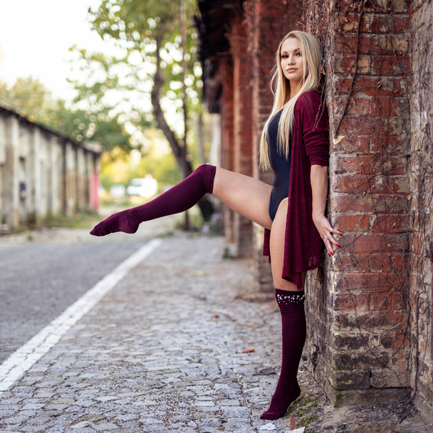 Piękny balet tancerz ćwiczenia i rozciąganie na ulicy - Zdjęcie, obraz