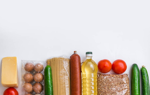 Nahaufnahme von Lebensmitteln. Gemüse, Lebensmittel, Käse und Eier auf weißem Hintergrund. - Foto, Bild