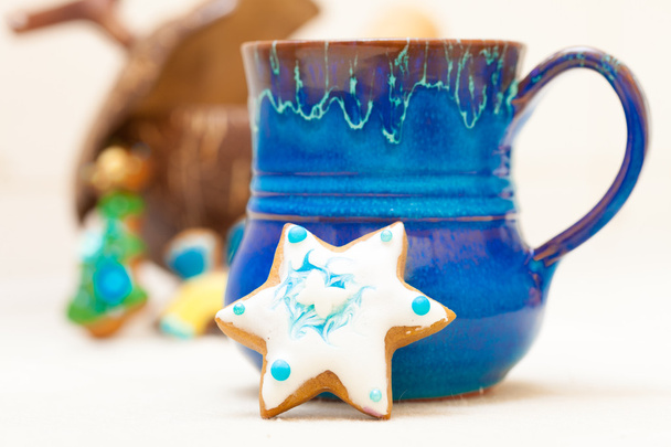 Blue mug and christmas gingerbread cake star icing decoration - Fotografie, Obrázek