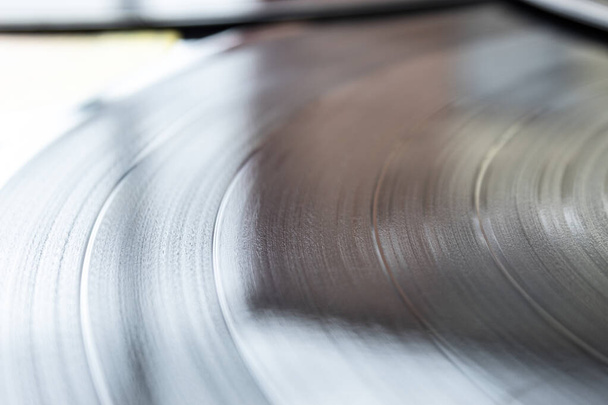 Cerca de una textura de disco de vinilo Lp negro sobre un tocadiscos
 - Foto, Imagen
