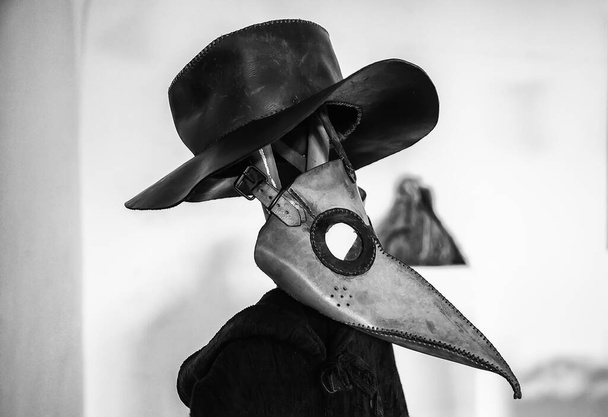 Máscara de la peste, detalle de la historia humana, pandemia y mortalidad
 - Foto, Imagen