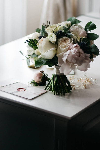 wedding accessories, bouquet and shoes - Fotó, kép