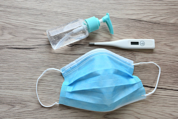 Anti-virus things in daily life With a surgical mask and hand sanitizer And digital thermometer for hygiene and to prevent the spread of the virus. - Foto, Imagem