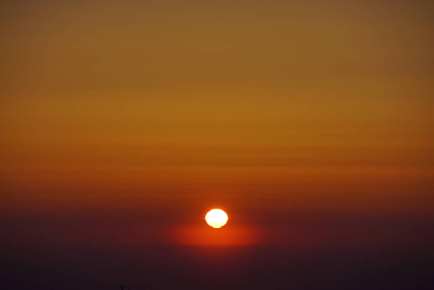 τοπίο φωτογραφία της δύσης του ήλιου και του ουρανού βαμμένα στο ηλιοβασίλεμα - Φωτογραφία, εικόνα