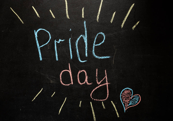 LGBTの概念。プライド・デイ・チョークは黒い机の上に描かれた。人権の概念。テキストのためのスペース。ハート性的指向。同性愛とバイセクシャリティです。トランスジェンダーの愛。ゲイの誇り - 写真・画像