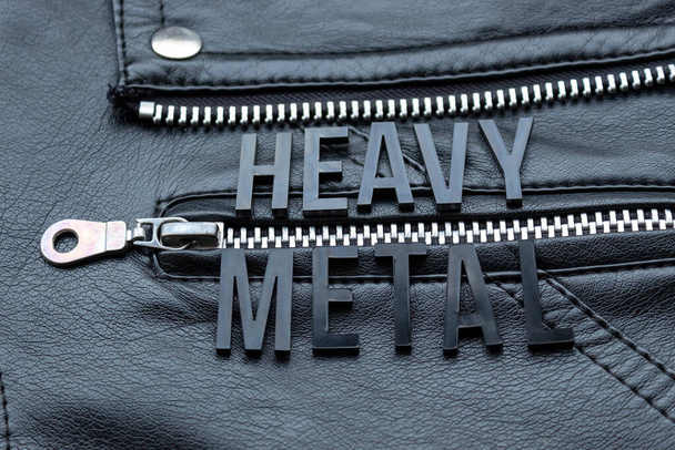 Lähempänä HEAVY METAL musta kirjoitus sana yli musta biker nahkatakki. Heavy metal musiikin ystäville ja muoti konsepti tyyli
 - Valokuva, kuva