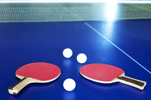 Ping pong asztalitenisz ütő, labda.  - Fotó, kép