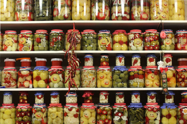 Kolorowe okno sklepowe, węgierski sklep, Budapeszt. Tradycyjny rynek żywności. Autentyczna kuchnia  - Zdjęcie, obraz