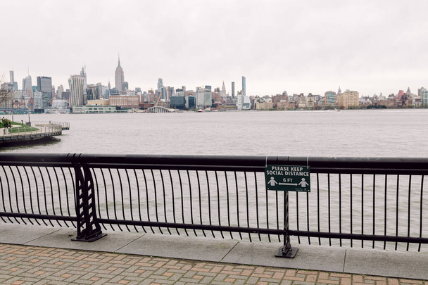 Hoboken, Egyesült Államok - 2020 április 19 - Sign on the Hoboken Waterfront lines the new social distance ancing guidelines - Fotó, kép
