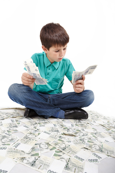 αγόρι καθιστός σε χρήματα, χρήματα έννοια - Φωτογραφία, εικόνα