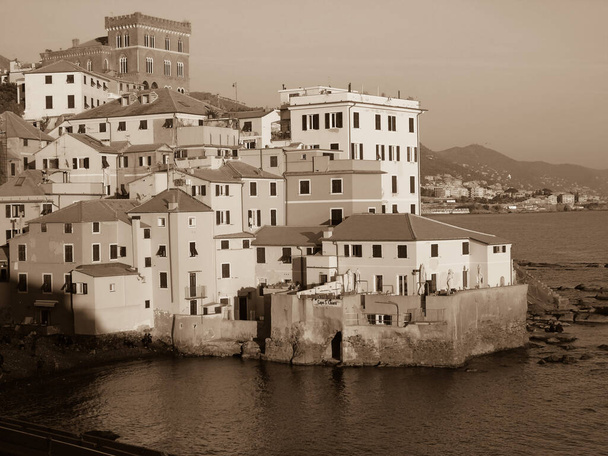 Genua, Włochy - 04 / 20 / 2020: Montaż starych zdjęć miasta Genua z domu z podstawowymi strumieniami. - Zdjęcie, obraz