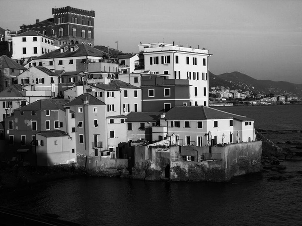 Genova, Ιταλία - 04 / 20 / 2020: Επεξεργασία μερικών παλιών φωτογραφιών της πόλης της Γένοβας από το σπίτι με βασικούς στύλους. - Φωτογραφία, εικόνα