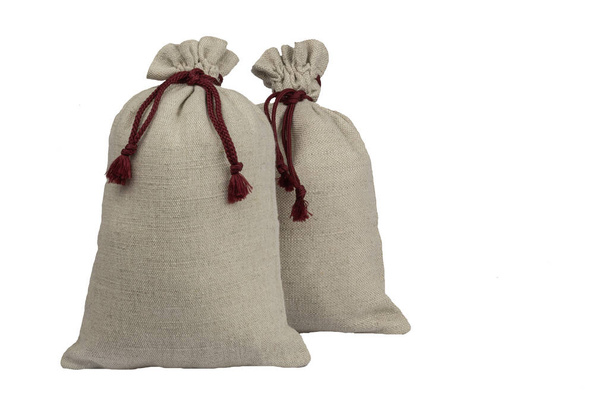 Dva dekorativní tašky svázané krajkou z hrubé tkaniny izolované na bílém pozadí. - Fotografie, Obrázek
