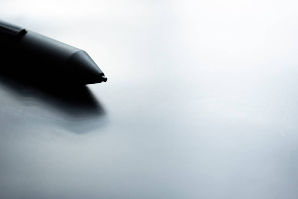 Makro fotózás egy fekete digitális ceruza felett fekete felhívni tablettát. Ideális grafikai tervezés, web és minden kapcsolódó technológia - Fotó, kép