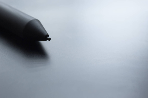 Macro φωτογραφία σε ένα μαύρο ψηφιακό μολύβι πάνω από το μαύρο δισκίο κλήρωση. Ιδανικό για γραφιστική, web και κάθε σχέση με την τεχνολογία - Φωτογραφία, εικόνα