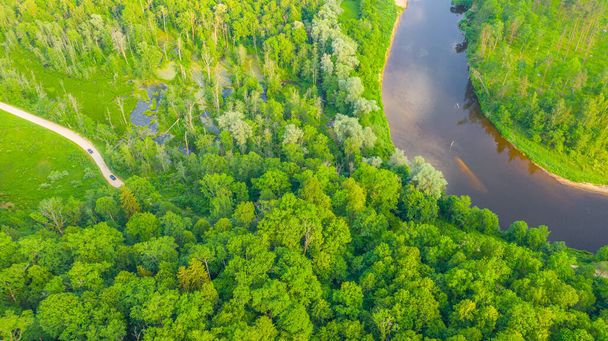 Luftaufnahme von der fliegenden Drohne auf den schönen Wäldern von Sigulda, den Wiesen und dem fließenden Fluss Gauja. Sigulda, Lettland im Sommer (Serie) - Foto, Bild