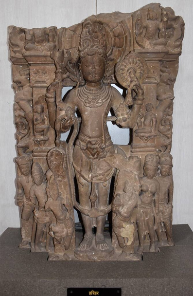 Gwalior, Madhya Pradesh / Indien - 15. März 2020: Skulptur von Harihar oder Vishnu - Foto, Bild