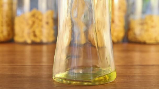Оливковое масло каскадом в стеклянную банку
 - Кадры, видео