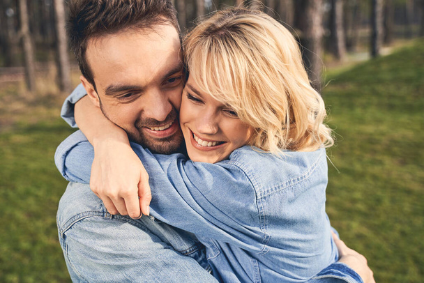 Happy young Caucasian couple embracing each other - Foto, immagini