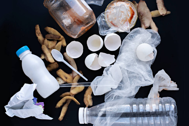 Recycling garbage and waste. Sorting garbage and waste. Stop plastic. Household green waste. Eggshells, empty bottles, food leftovers - Φωτογραφία, εικόνα