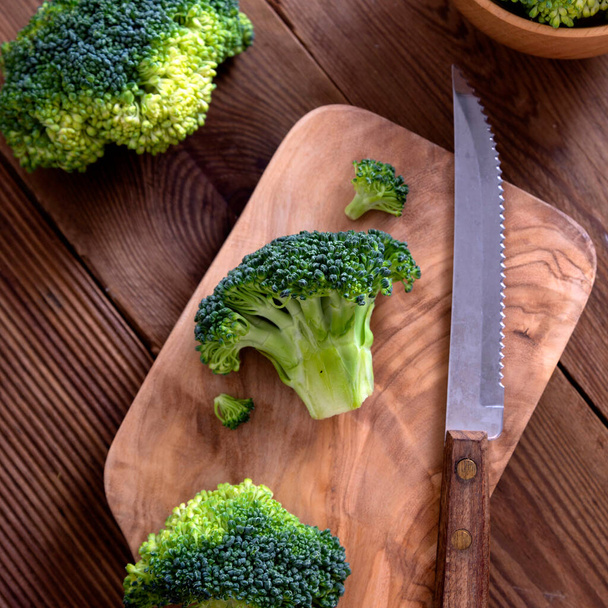 Fresh broccoli on wooden table. Healthy food, top view. - Fotografie, Obrázek