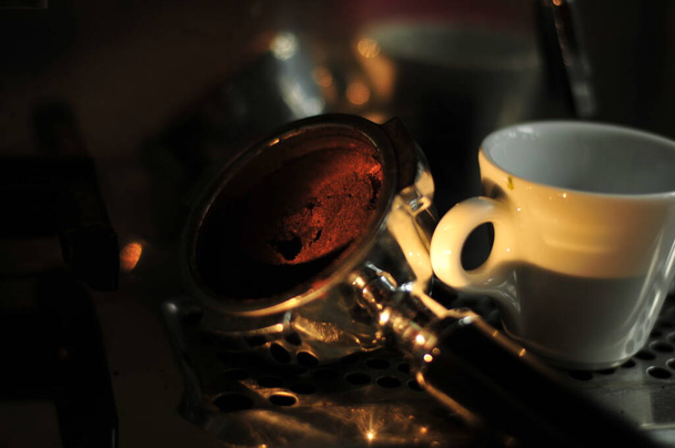 sötétített kép stílusos fény a képernyő hordozó kávéfőző gép és espresso csésze - Fotó, kép