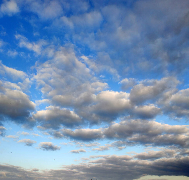 Güzel bulutları olan dramatik bir gökyüzü. Doğa arkaplanı.  - Fotoğraf, Görsel