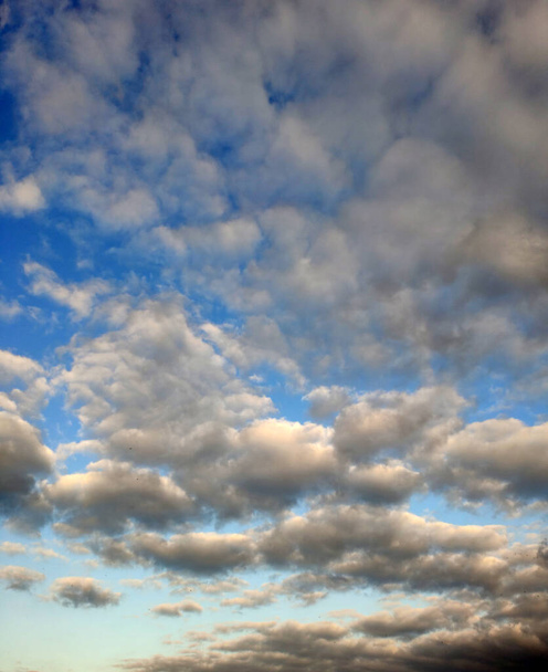 Dramatyczne niebo z pięknymi chmurami. Kontekst natury.  - Zdjęcie, obraz