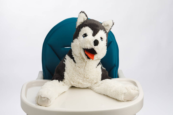 Bebek için yüksek sandalyedeki köpek oyuncağı - Fotoğraf, Görsel