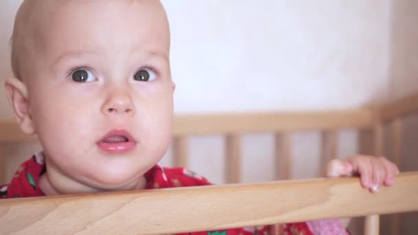 面白い小さな赤ちゃんを閉じる.幼児男の子でザ子供部屋でザクリブ - 映像、動画