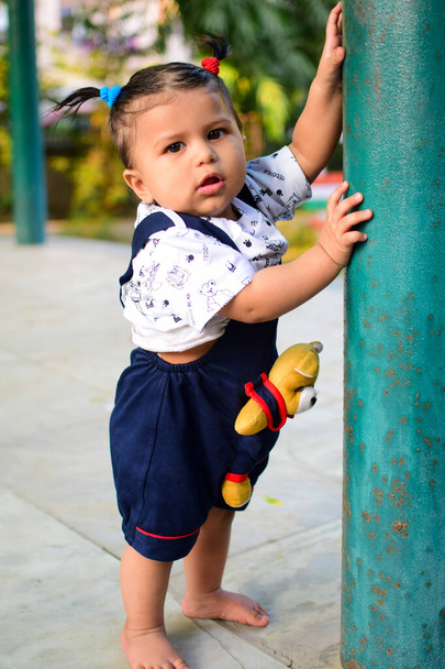 9 Μήνες Baby Boy Outdoors το καλοκαίρι - φωτογραφία αρχείου, χαριτωμένο αγόρι παίζει στο πάρκο, γλυκό αγοράκι απολαμβάνοντας - Φωτογραφία, εικόνα