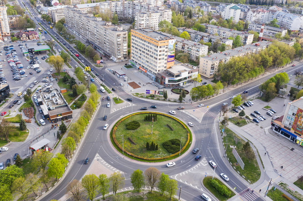 Aerial veiw on liikenneympyrä ristillä Chornovola ja Lypynskogo Str. lennokista
 - Valokuva, kuva