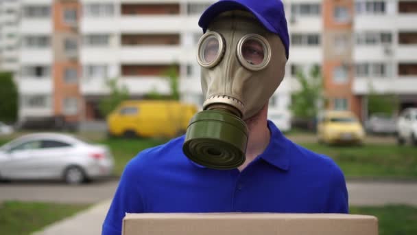Portret kuriera w masce gazowej lub respiratorze - Materiał filmowy, wideo